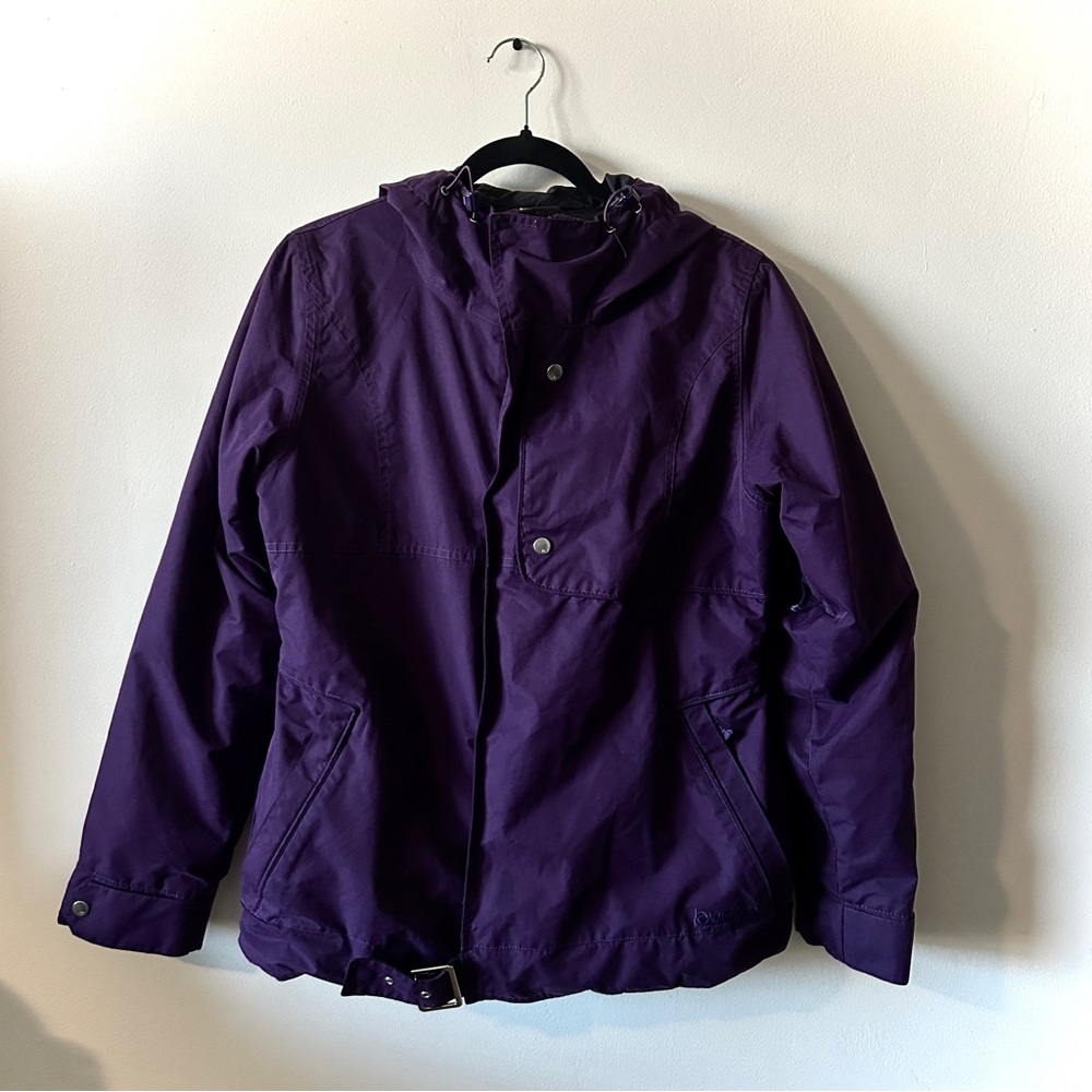 Women Burton large snowboarding and ski coat in purple. Zipper and buttons.
